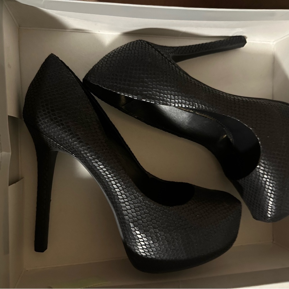 Jessica Simpson Elegant Black Textured Heels
